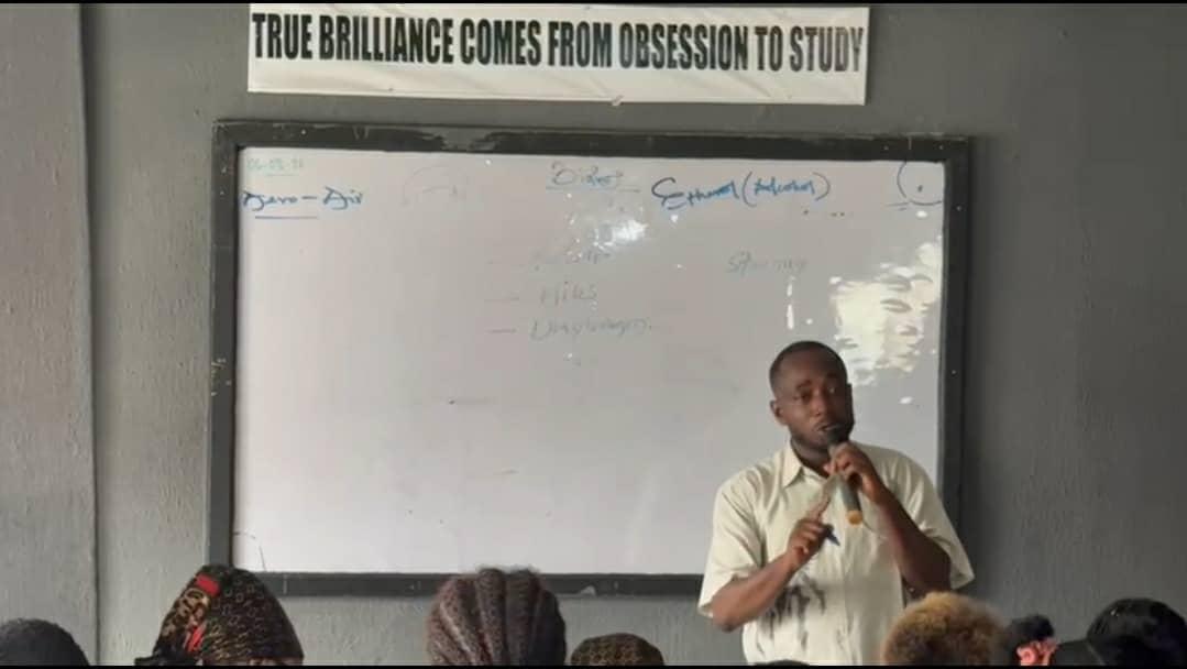 A BART ACADEMY tutor teaching a class